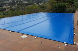 Piscina exterior con amarres fijos